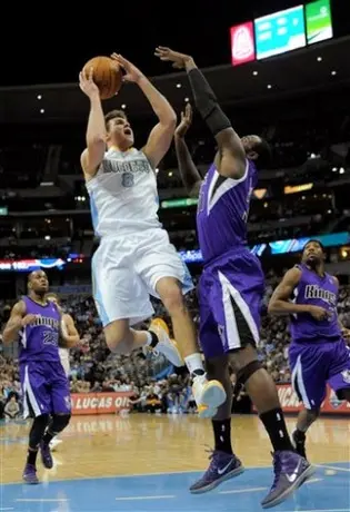 Los Nuggets aplastaron 110-83 a los Kings de Sacramento