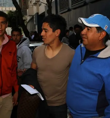Aficionados del Cruz Azul exigen entrega a jugadores