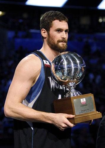 Kevin Love con el trofeo que lo señala como CAmpeón de Triples (FOTO: AP)