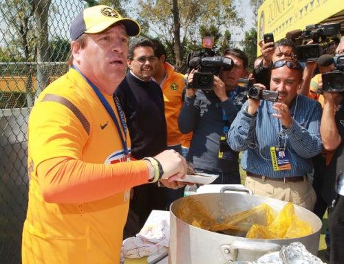 Piojo paga la tamaliza