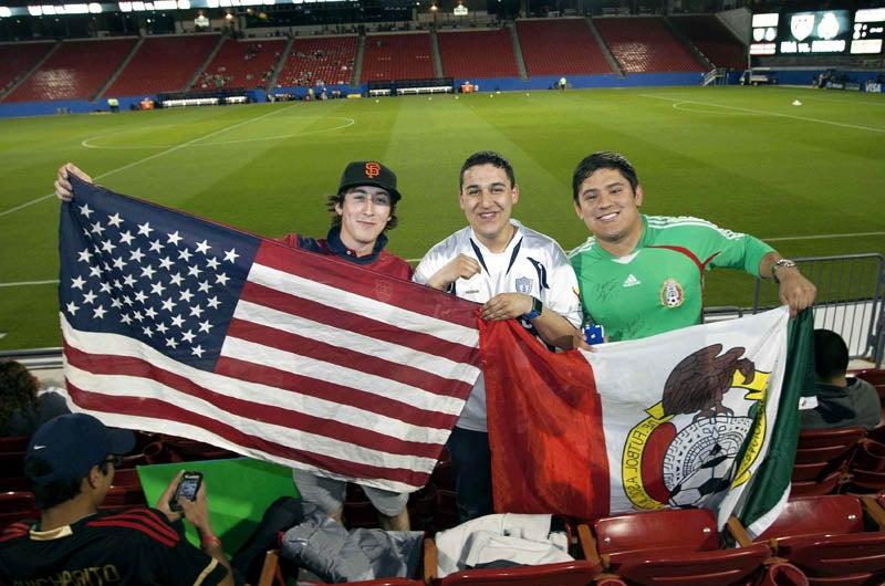 La afición está dividida en las tribunas. FOTO: MEXSPORT