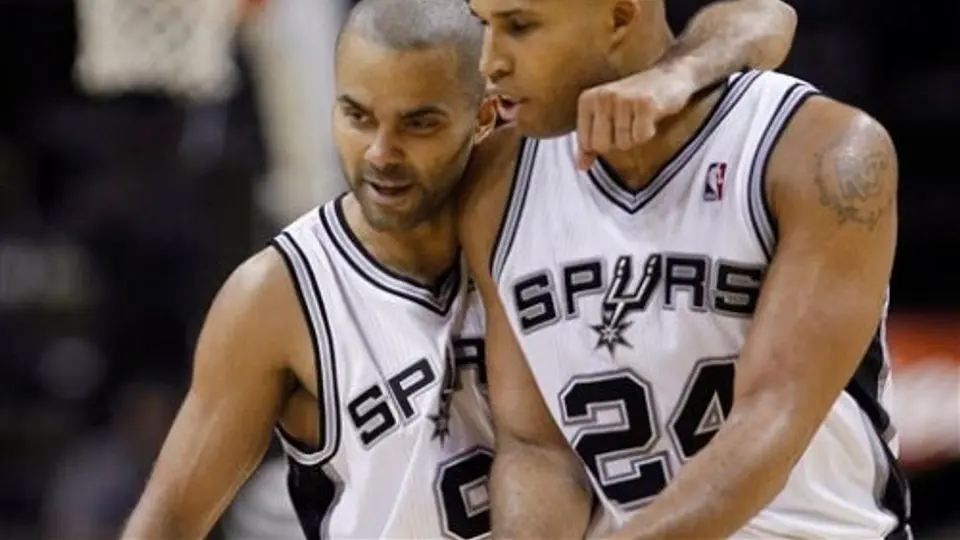 En tiempo extra, los Spurs doblegan 101-95 a Rockets