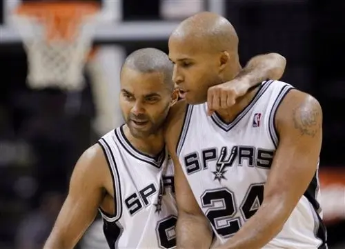 En tiempo extra, los Spurs doblegan 101-95 a Rockets