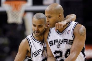 En tiempo extra, los Spurs doblegan 101-95 a Rockets