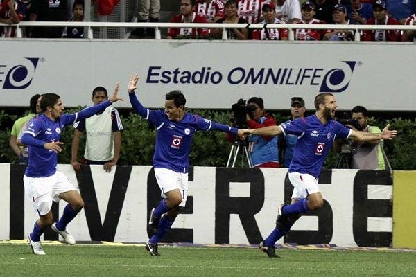 Villa marcó el primero para Cruz Azul. FOTO: MEXSPORT
