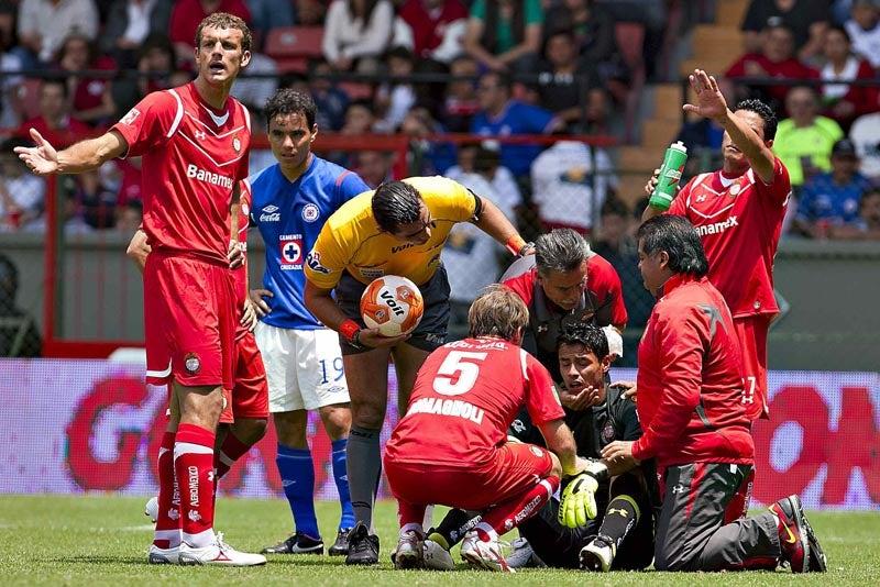 El portero dejó el Nemesio Díez en ambulancia para ser atendido. FOTO: MEXSPORT