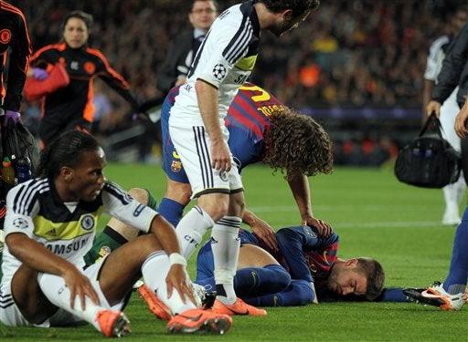 Piqué cae semi inconsciente, tras un duro choque con Valdés. FOTO: AP