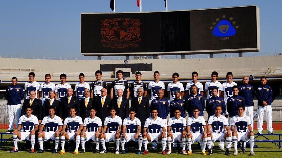 Los directivos, cuerpo técnico y jugadores de Pumas Morelos también posaron en el Olímpico Universitario. FOTO: Club Pumas