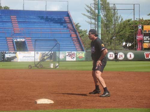El cubano José Canseco durante las prácticas de Tigres de Quintana Roo (FOTO: JORGE JARAMILLO)