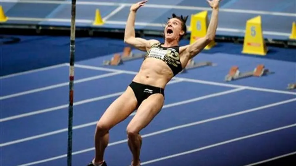 Isinbayeva establece nueva marca mundial bajo techo en salto con garrocha