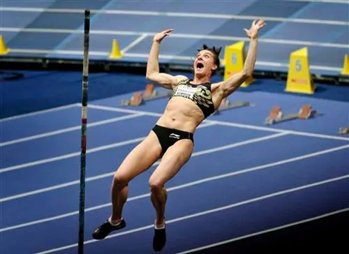 Isinbayeva establece nueva marca mundial bajo techo en salto con garrocha