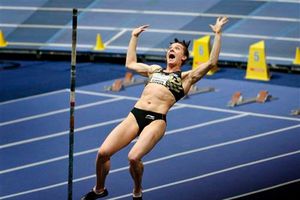 Isinbayeva establece nueva marca mundial bajo techo en salto con garrocha