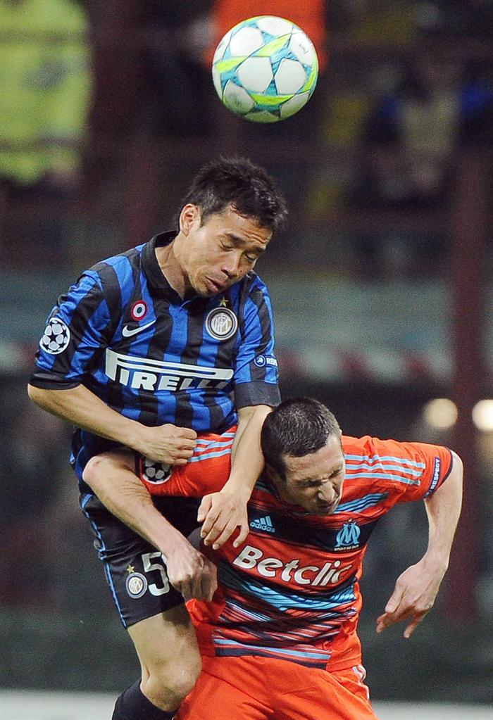 Yuto Nagatomo y Morgan Amalfitano en busca del balón. FOTO: EFE