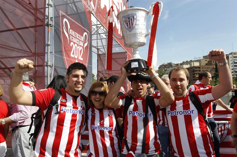 Aficionados del Bilbao alzan la copa que tanto desean | EFE