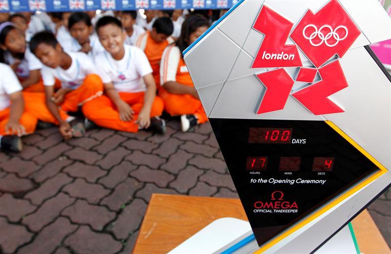 La embajada británica en Yakarta, Indonesia, marca el reloj que marca los días restantes para los JO. FOTO: EFE