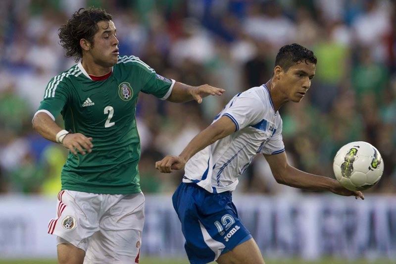 Israel Jimenez y Jerson Rodas pelean el esférico. FOTO: MEXSPORT