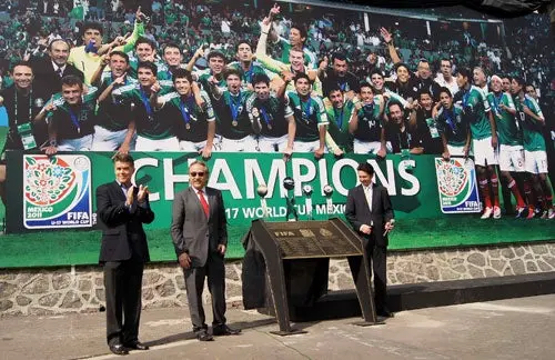 Develan placa conmemorativa por Mundial Sub-17