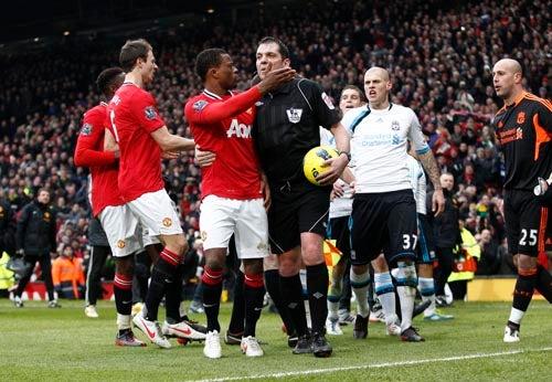 Evra y Suárez tuvieron diferencias a lo largo del encuentro entre Manchester y Liverpool (FOTO: AP)