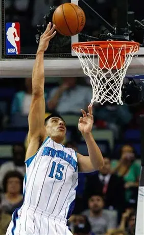 Ayón marca 10 puntos en triunfo de Hornets sobre Dallas