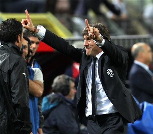 Antonio Conte celebra desde el banquillo | AP