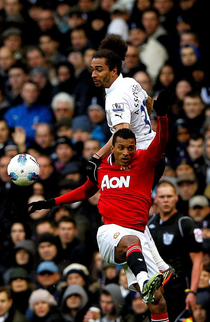 Benoit Assou-Ekotto disputa con Nani el esférico. FOTO: EFE