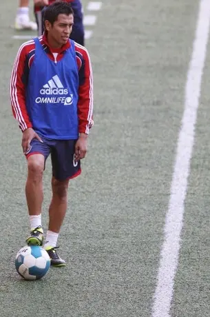 Luego de cuatro meses, Omar Esparza ya entrena con balón