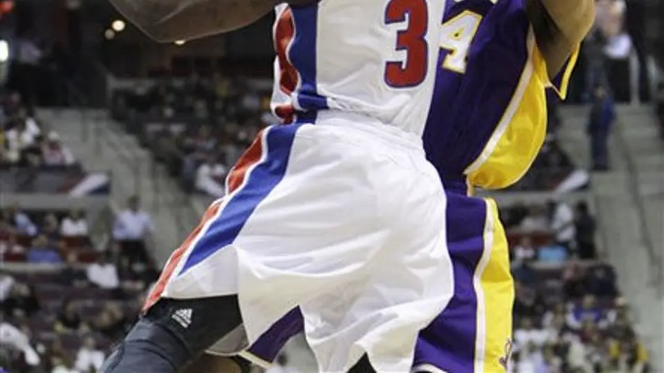 Lakers caen ante Pistons en tiempo extra