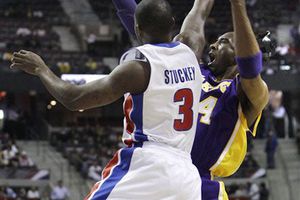 Lakers caen ante Pistons en tiempo extra