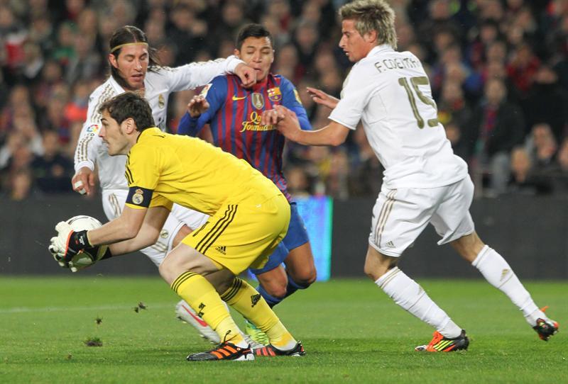 Íker Casillas detiene el esférico. FOTO: EFE