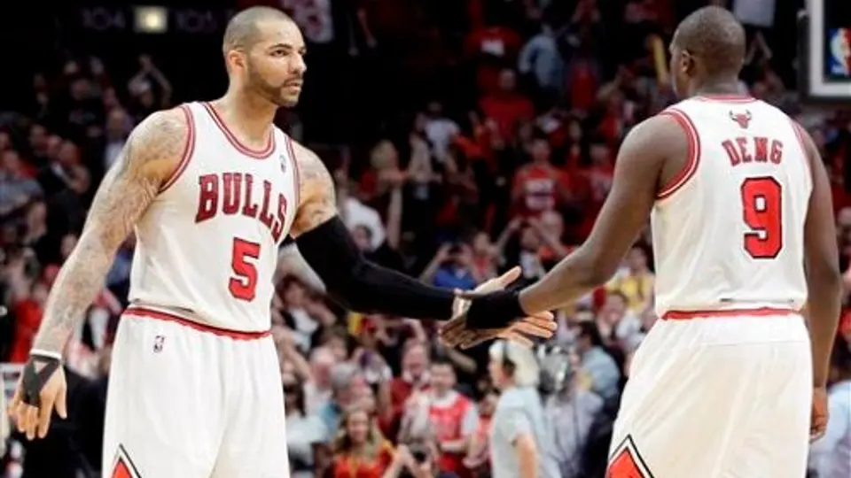 Bulls ganan sin Rose y siguen con vida