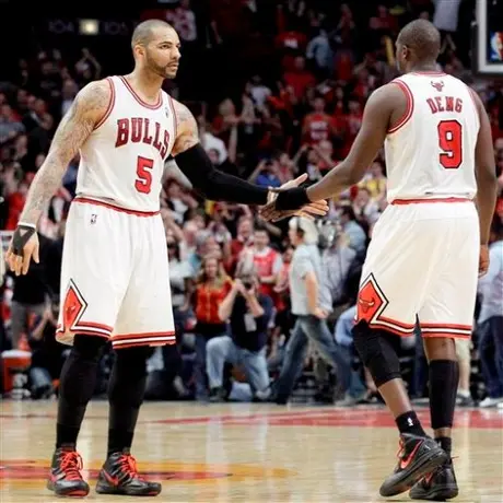 Bulls ganan sin Rose y siguen con vida