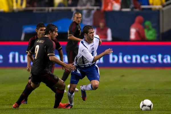 El Tri marca al jugador de Bosnia | MEXSPORT