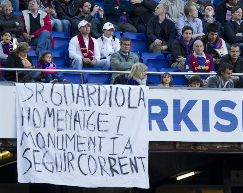 Una pancarta es dedicada al todavía técnico del Barça Joseph Guardiola | EFE