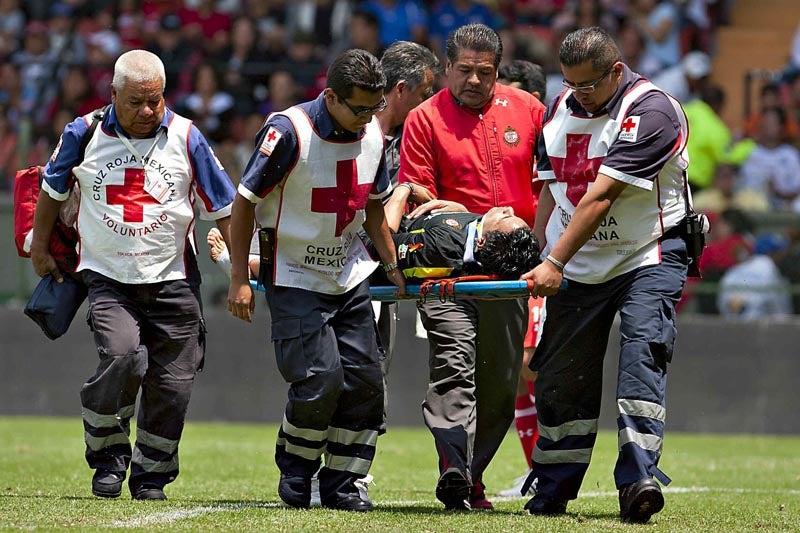 Fue retirado en camilla y con collarín. FOTO: MEXSPORT