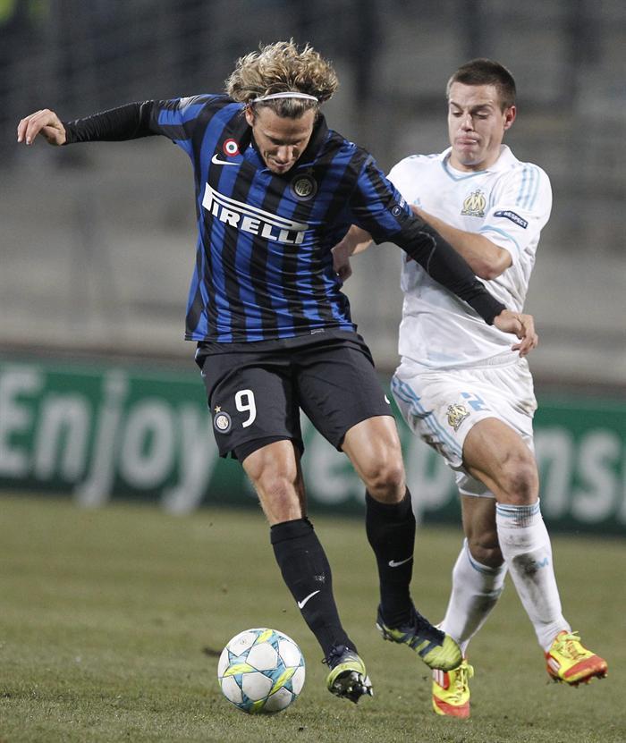 Forlán se enfrenta a César Azpilicueta. FOTO: EFE