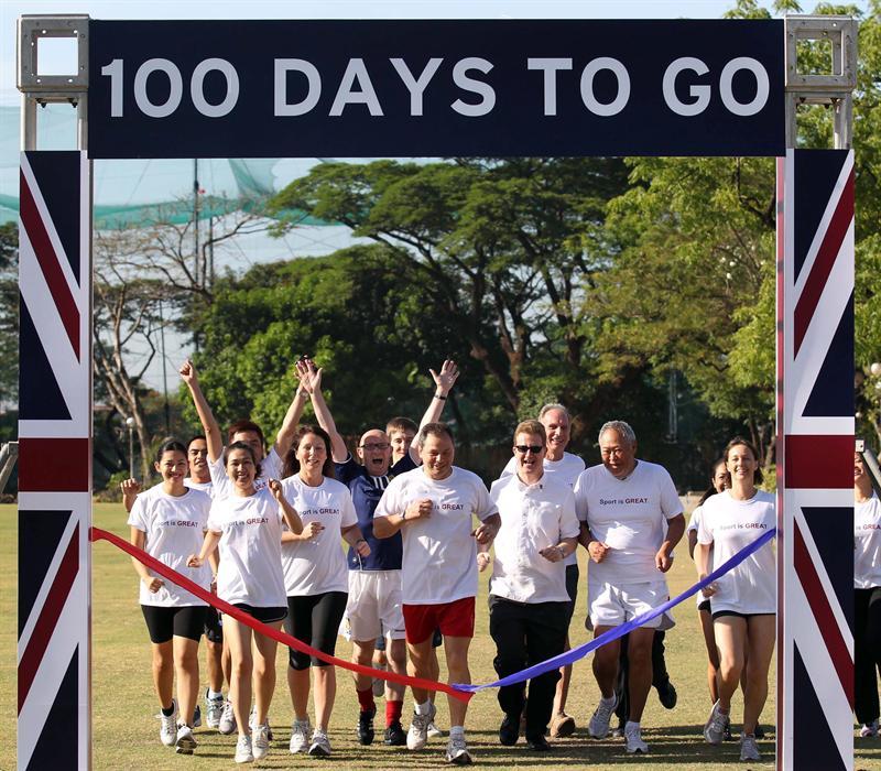 El embajador británico en Manila, Stephen Lillie, participa en una carrera para marcar el conteo regresivo. FOTO: EFE