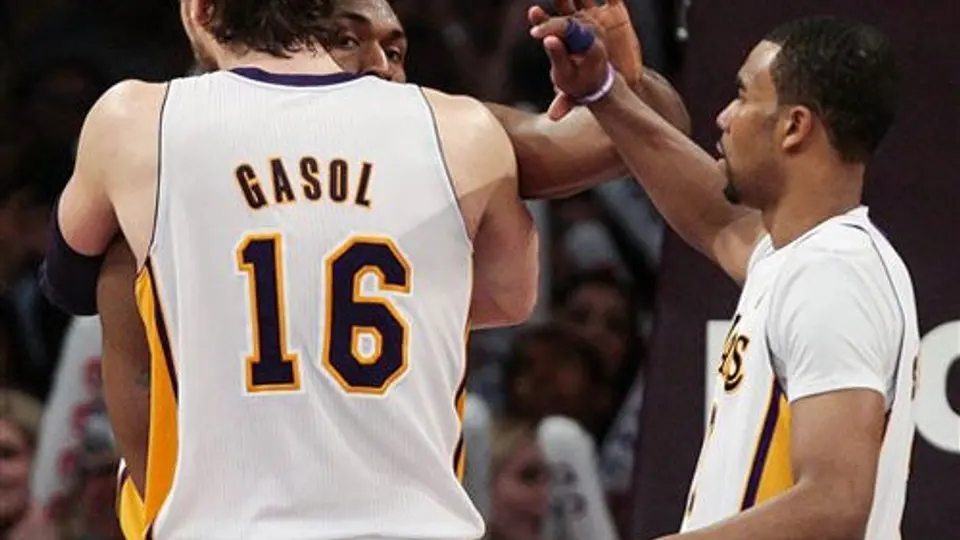 Lakers vencen a Mavericks sin Kobe