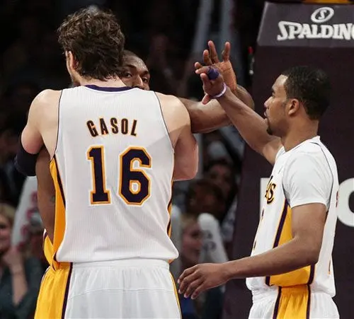 Lakers vencen a Mavericks sin Kobe