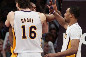 Lakers vencen a Mavericks sin Kobe