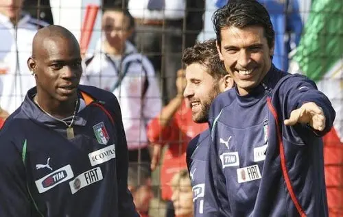 Mario Balotelli y Gianlugi Buffon buscan lugar en la Euro | AP