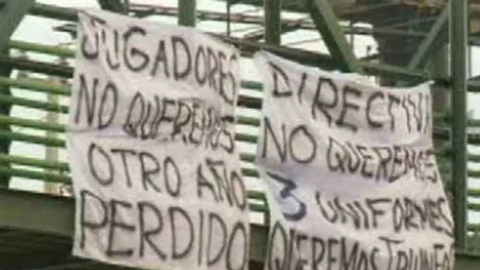 Colocan mantas de protesta cerca del club de Rayados