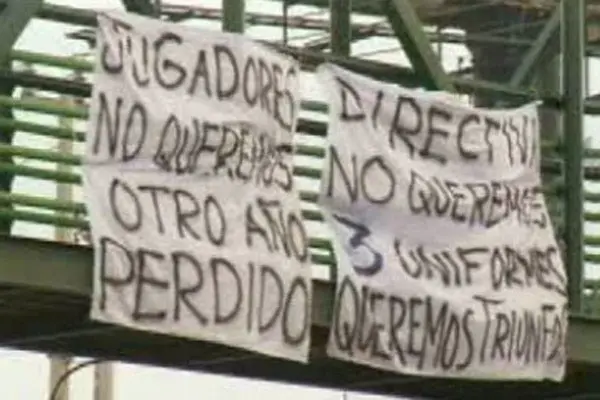 Colocan mantas de protesta cerca del club de Rayados