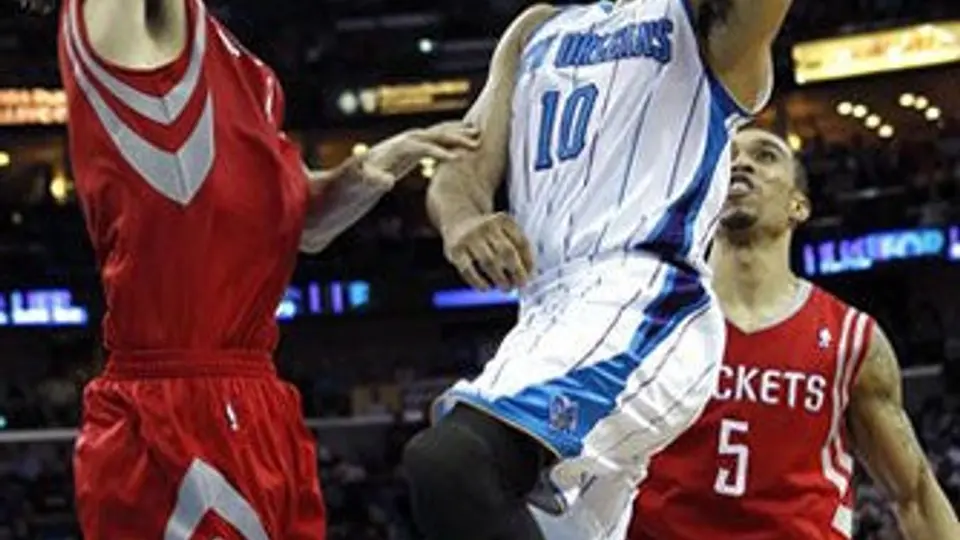 Ayón anota 9 puntos en la victoria de los Hornets sobre Rockets
