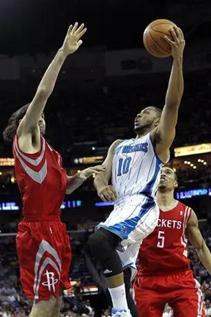 Ayón anota 9 puntos en la victoria de los Hornets sobre Rockets