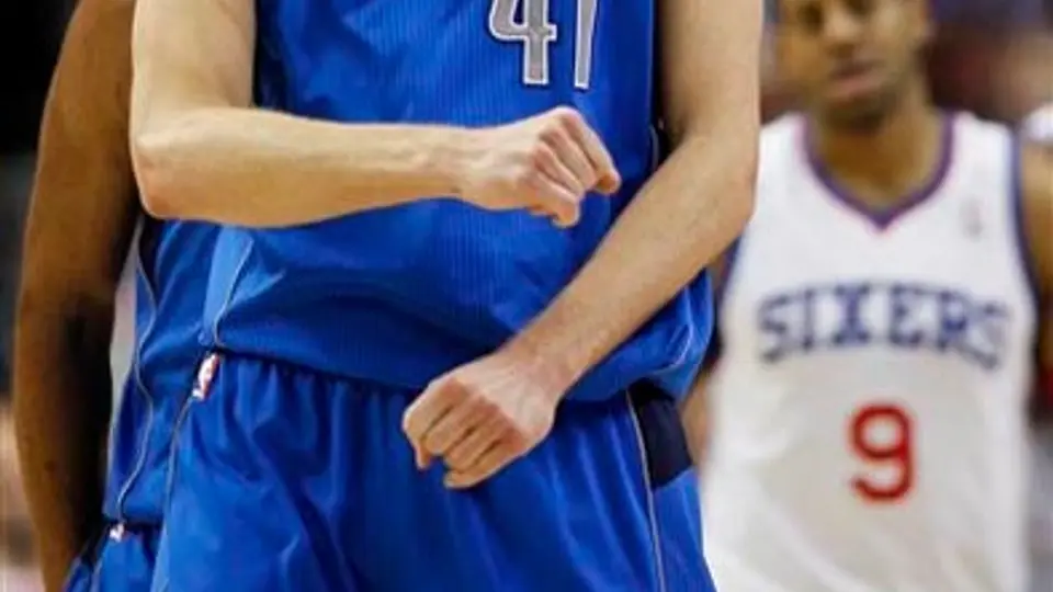 Nowitzki impulsa a Dallas para vencer a 76ers