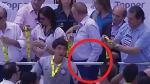 Funcionario roba medalla de Campeón en Brasil