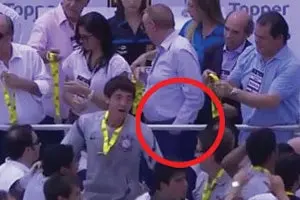Funcionario roba medalla de Campeón en Brasil