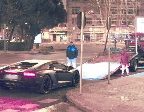 El Lamborghini tuvo que ser retirado en grúa. FOTO: Grosby Group