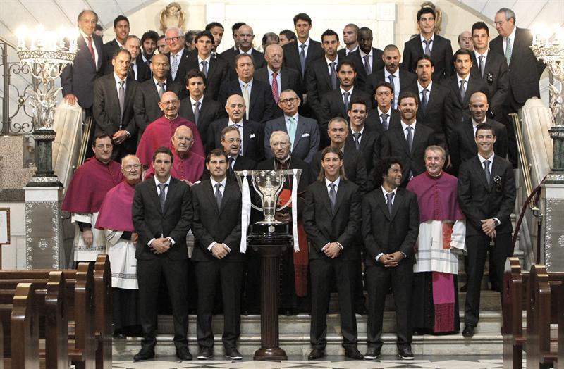 La plantilla ofreció  un arreglo floral a la virgen de la Almudena | EFE