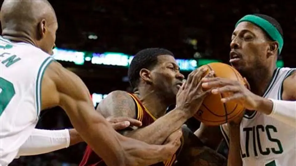 Celtics toma revancha y vence 93-90 a Cleveland